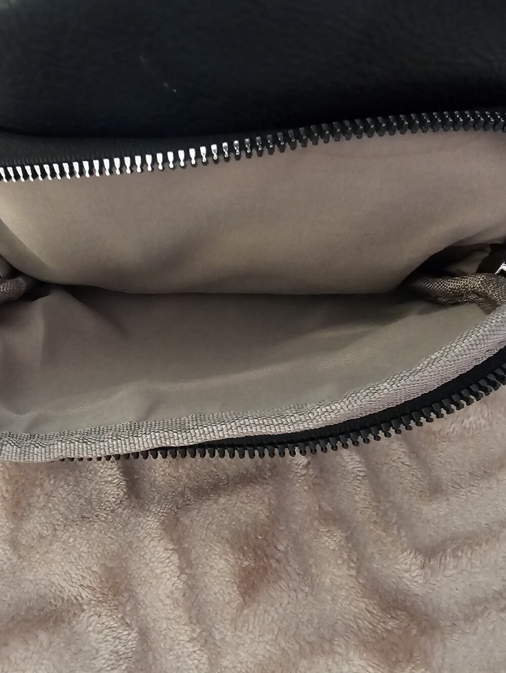 Cluci Black Leather Crossbody - Picture 4 of 7